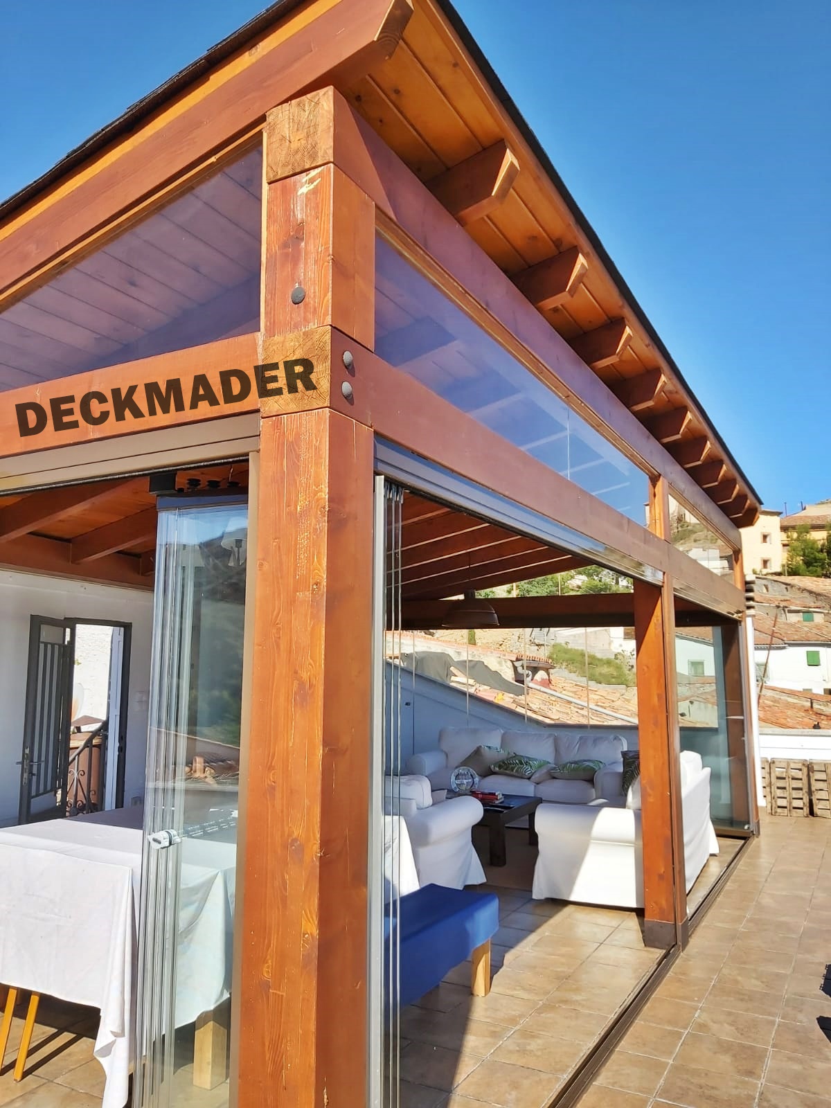 Instalación de cerramientos acristalados para porches en Madrid