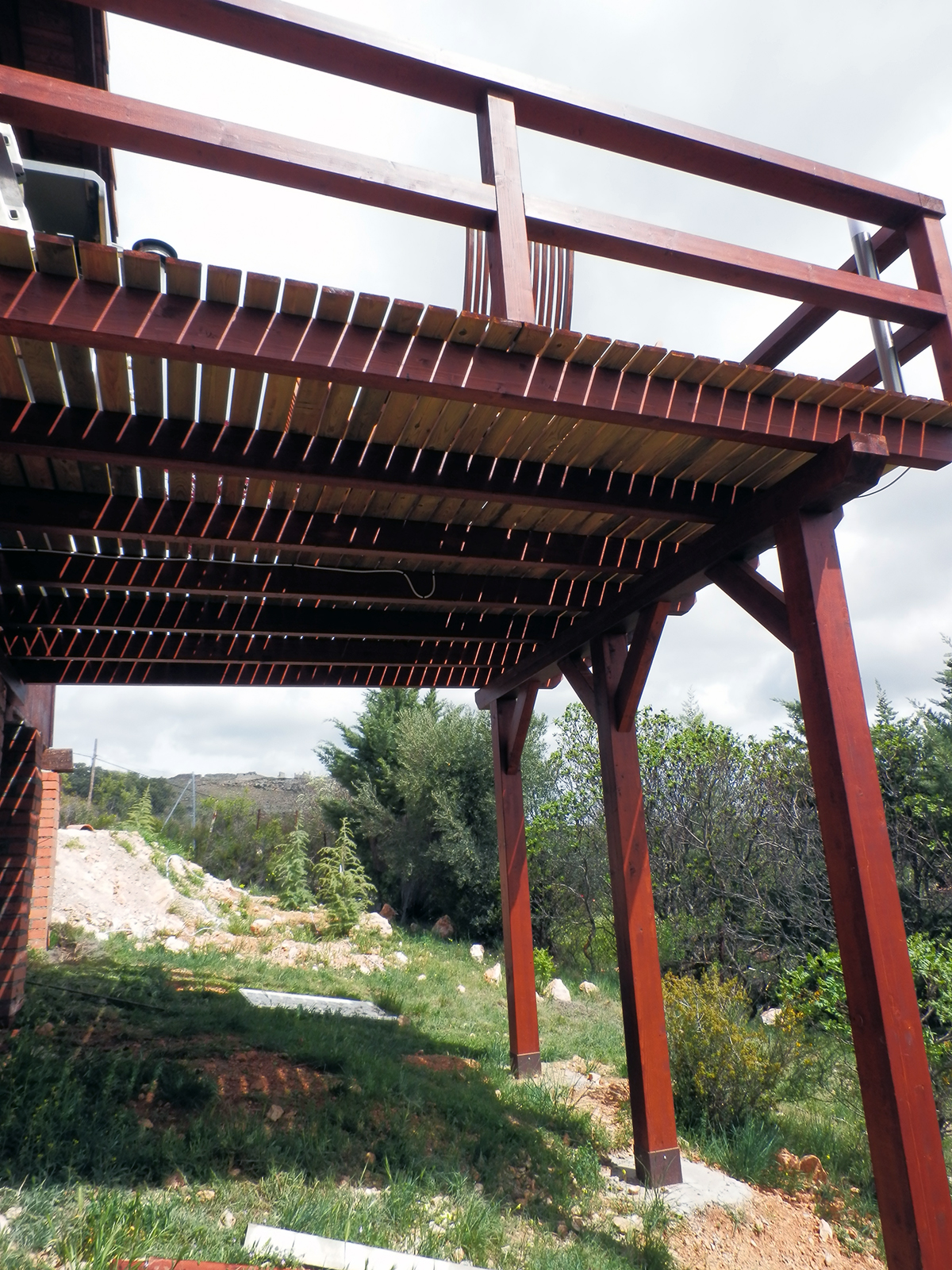 Construcción de decks elevados de madera en Madrid - Deckmader