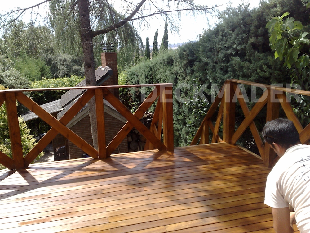Construcción de decks elevados de madera en Madrid - Deckmader
