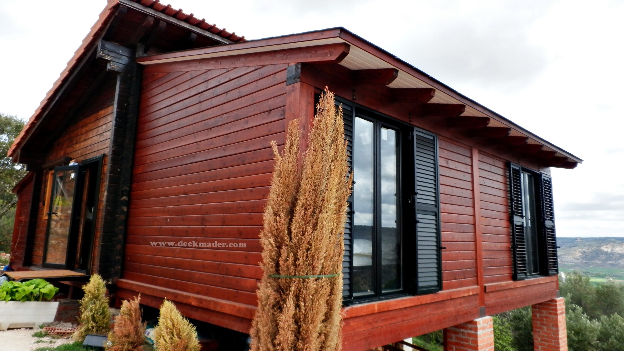 Tejadillos y marquesinas de madera. Protege tu casa y tu familia de las  condiciones meteorológicas. - DECKMADER todo en estructuras de madera para  exterior