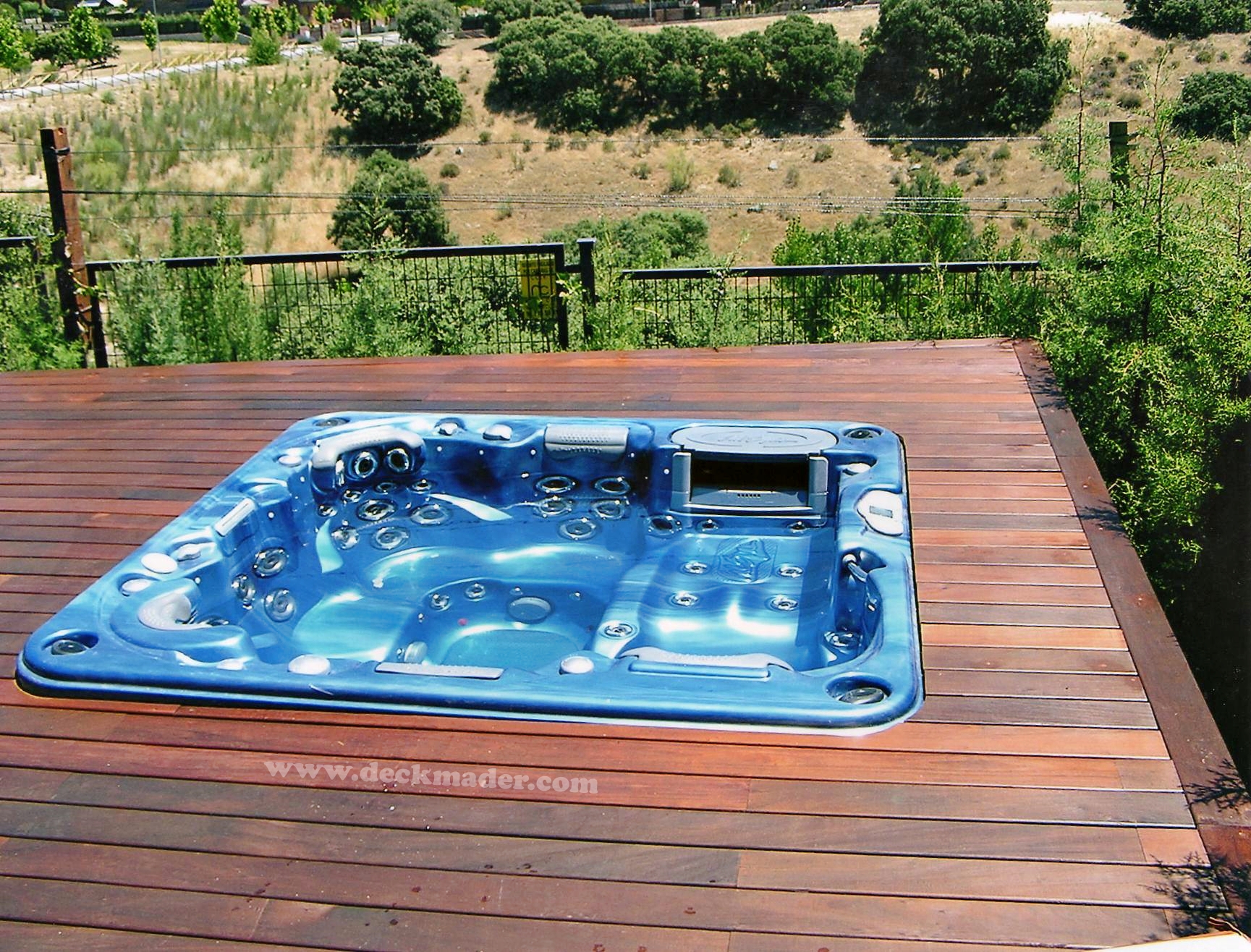 Tarimas de madera para piscinas y jardines en Madrid - DeckMader