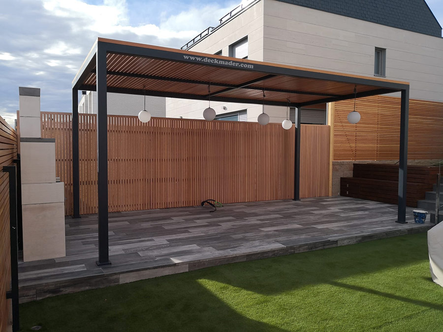 Pérgola de madera en jardín con barbacoa