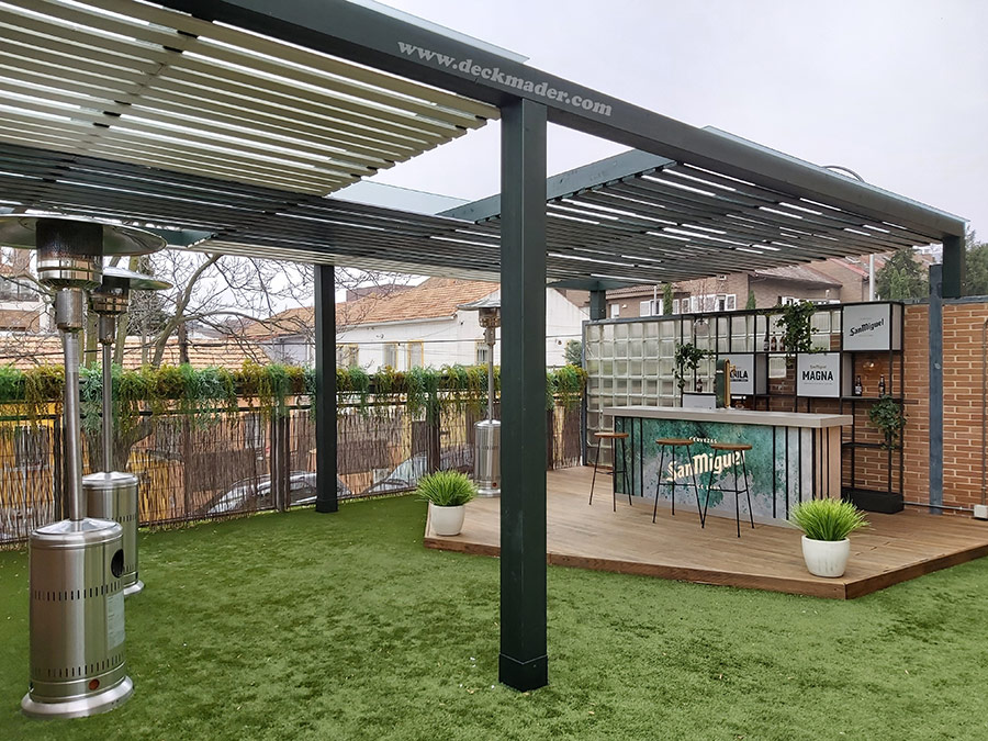 Pérgola de madera en terraza de bar