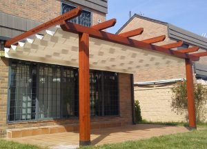Pérgola de madera con toldo