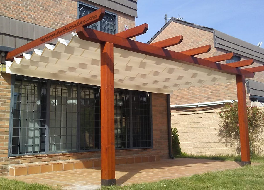 Pérgola de madera con toldo