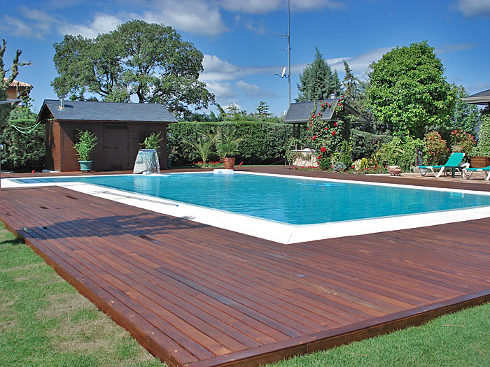 Tarimas de madera para piscinas y jardines en Madrid - DeckMader