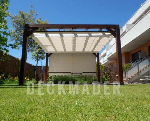 Pérgola con toldos y cortavientos