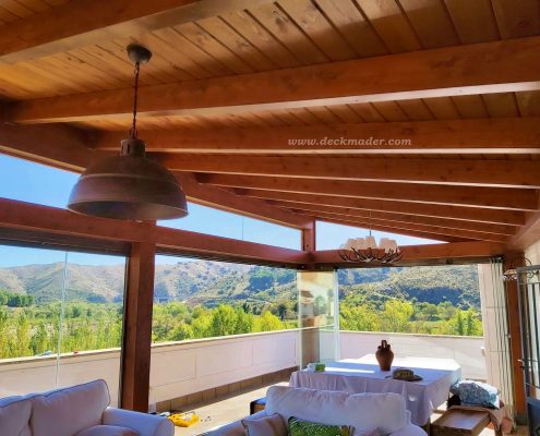 Cenador de madera con cortina de cristal