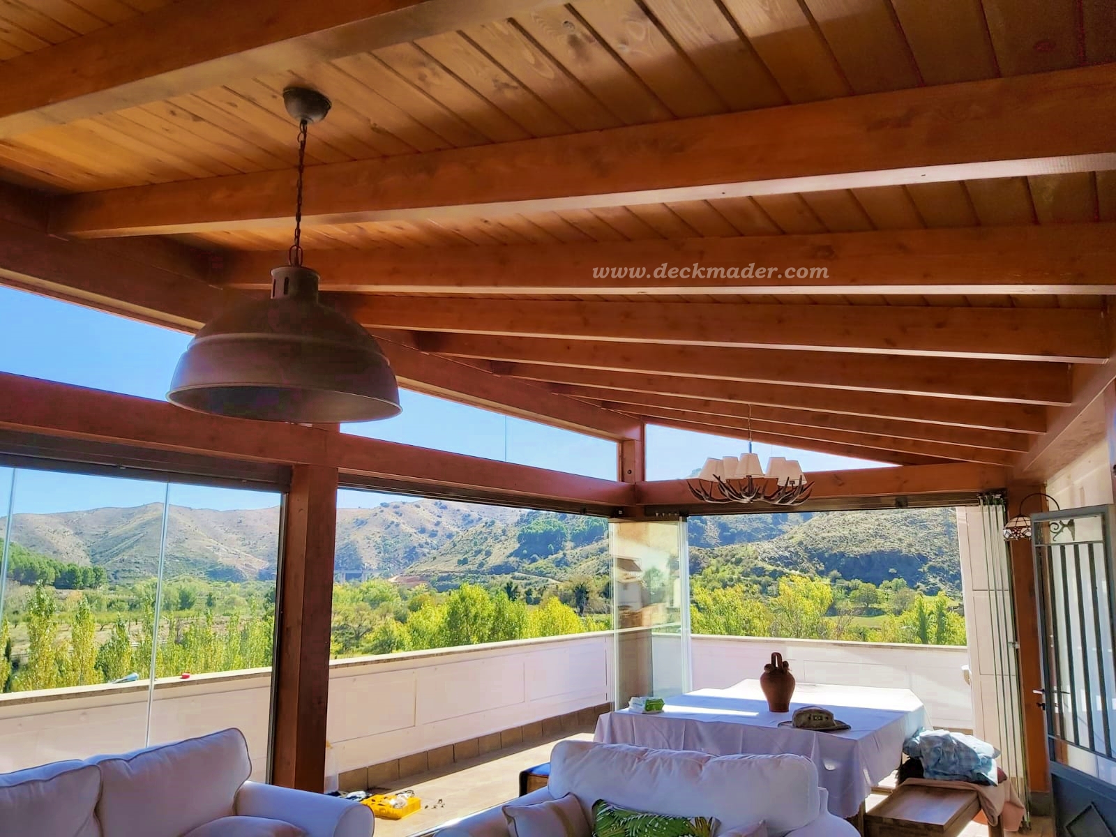 Cenador de madera con cortina de cristal