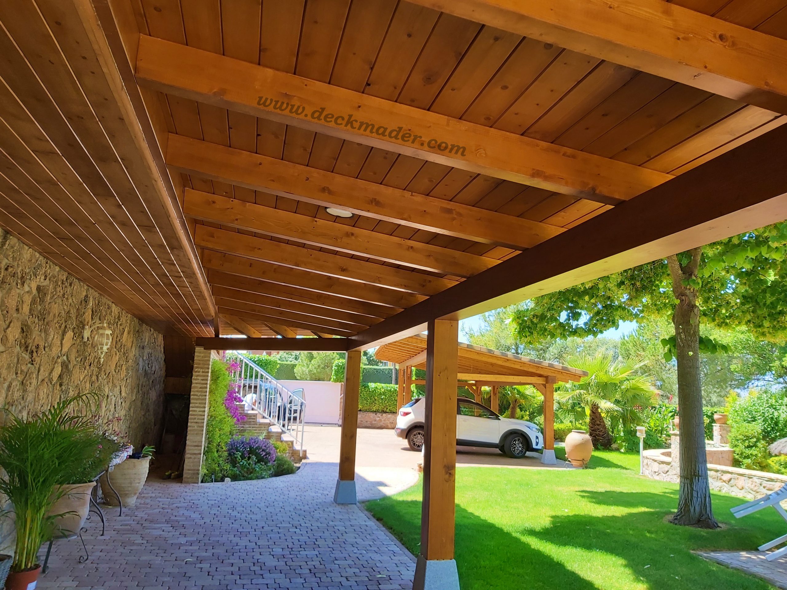 Tejadillos y marquesinas de madera. Protege tu casa y tu familia de las  condiciones meteorológicas. - DECKMADER todo en estructuras de madera para  exterior