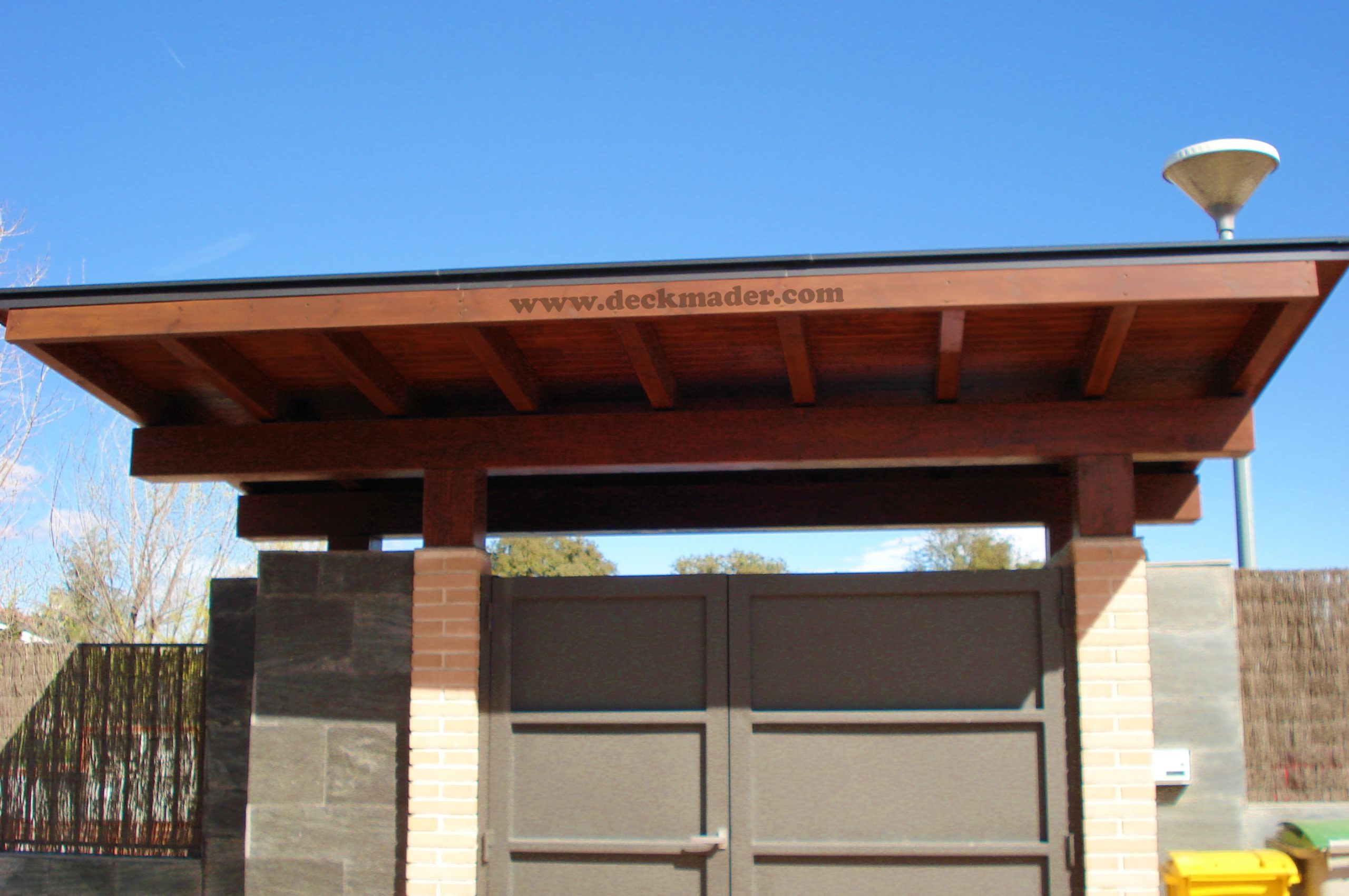 Tejadillos y marquesinas de madera. Protege tu casa y tu familia de las  condiciones meteorológicas. - DECKMADER todo en estructuras de madera para  exterior