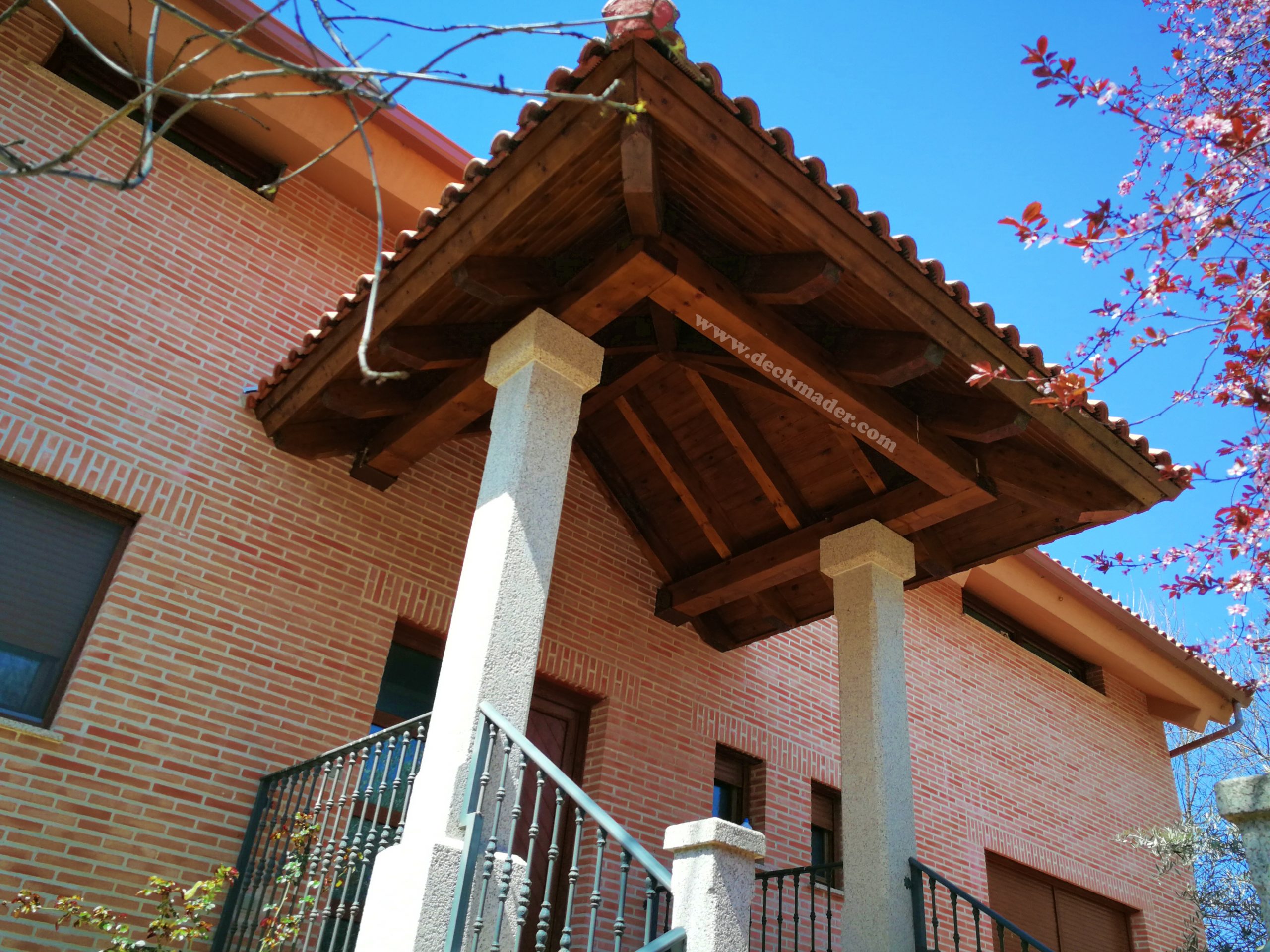 Pergola De Madera Con Medidas Especiales Y Soporte A Pared Estudio De  Arquitectura Madrid