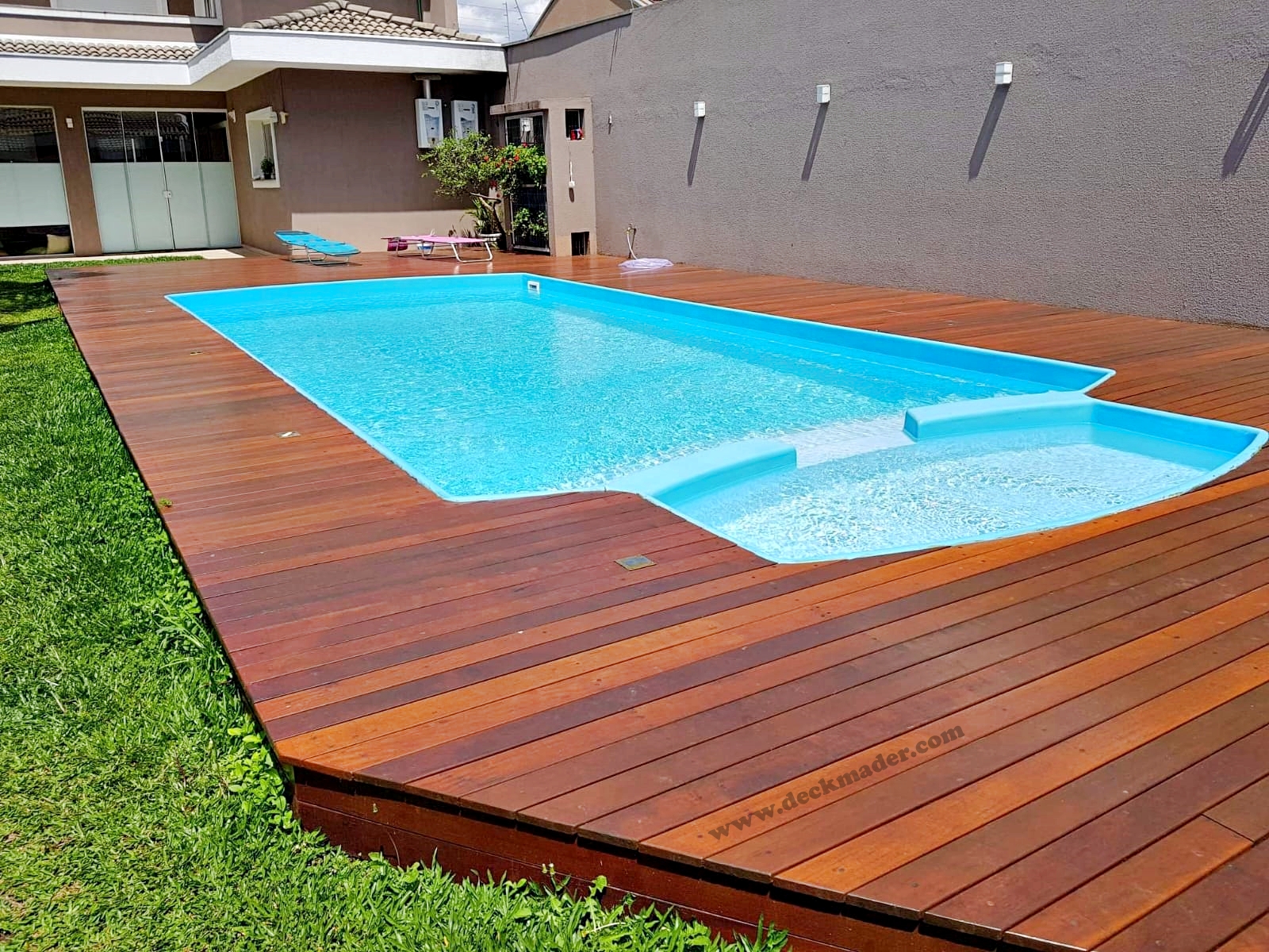 Tarimas de madera para piscinas y jardines en Madrid - DeckMader