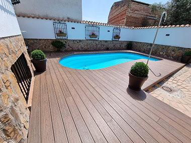 Tarimas de madera para piscinas y jardines en Madrid - DeckMader